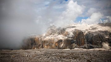 Sella groep, Dolomieten, door wolken omfloerst van Bas Wolfs
