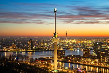 Zonsondergang met de Euromast genomen van het Erasmus MC