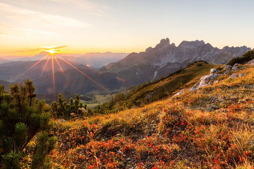 Berglandschaft "Herbstlicher Sonnenuntergang in den Bergen" von Coen Weesjes
