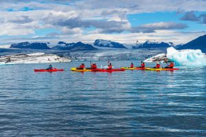 Kayakers sur le lagon glaciaire de Jökulsárlón en Islande