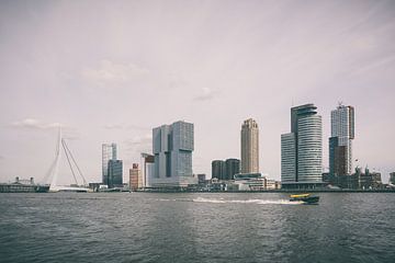 Skyline Rotterdam met watertaxi
