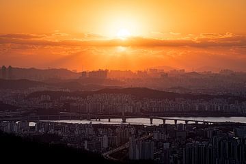 Zonsondergang boven Seoul van Joep Gräber