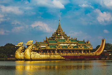 Die königliche Barke in Yangon von Roland Brack