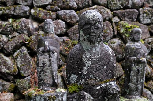 Sculpture en pierre dans le jardin d'un temple japonais sur Lensw0rld