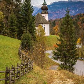 Die kleine Kirche von Maria Gern in Berchtesgaden in Bayern Deutschland im Herbst von Marga Vroom