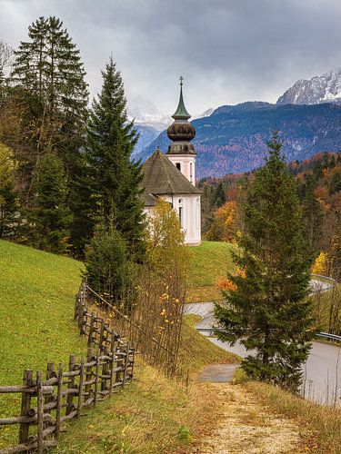 Die kleine Kirche von Maria Gern in Berchtesgaden in Bayern Deutschland im Herbst von Marga Vroom