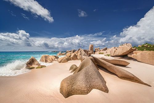 Anse Marron strand op La Digue / Seychellen met granieten rotsen.