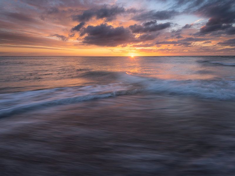 Prachtige zonsondergang op het Maasvlakte strand. van Jos Pannekoek