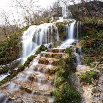 Wasserfall Bad Urach im Herbst bei Überschwemmung