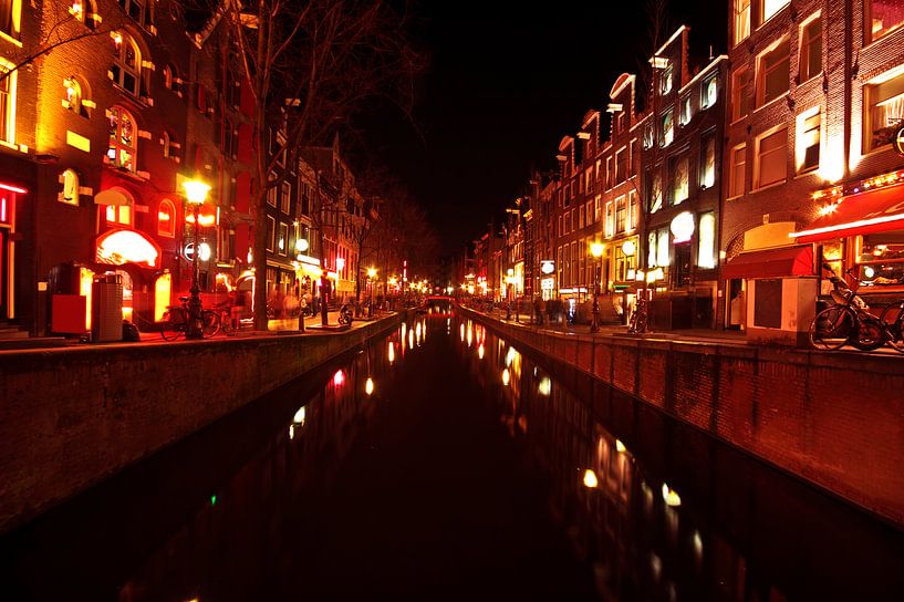 Red light district in Amsterdam Nederland bij nacht van Eye on You