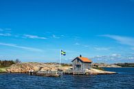 Holzhütte und Fahne auf der Insel Valön vor der Stadt Fjällbacka in Schweden von Rico Ködder Miniaturansicht