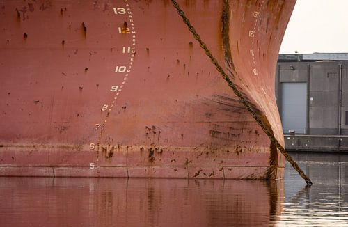 Een boeg en ankerkettingen een zeeschip