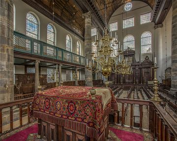 Interieur van de Portugeese Synagoge in Amsterdam van Laszlo Regos