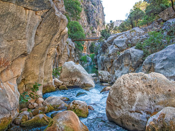 Paysage magnifique. Chute d'eau coulant entre les rochers et les montagnes.
