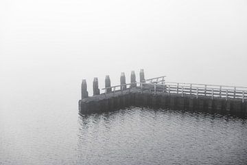 Jetée dans le brouillard à l'afsluitdijk