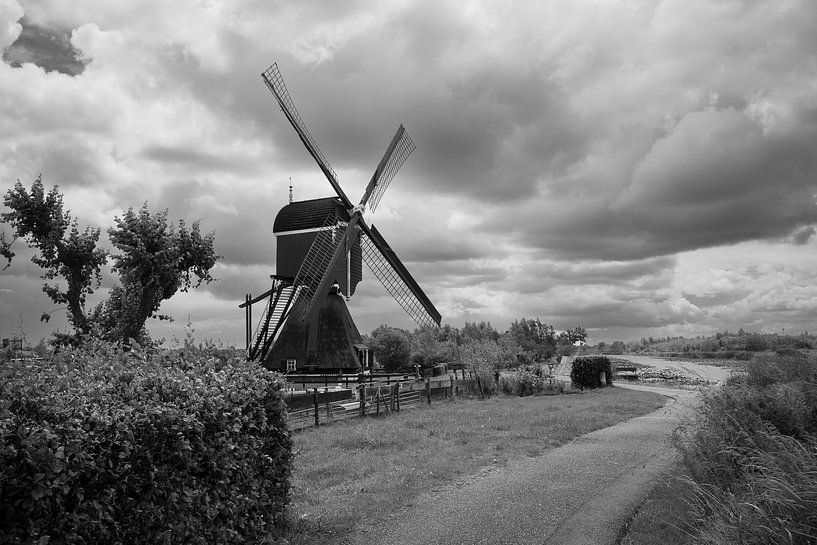 Oud Hollandse wipmolen in zwart wit. van Jan Jongejan