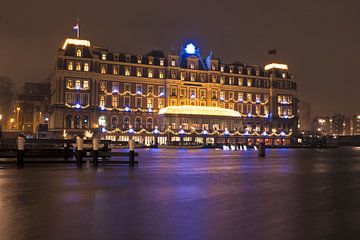 Stadsgezicht van Amsterdam bij avond aan de Amstel van Eye on You