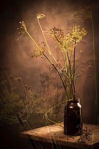 Stilleben mit Wildblumen in warmem Licht