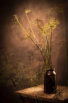 Stilleben mit Wildblumen in warmem Licht