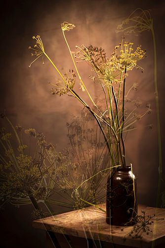 Stilleven met veldbloemen in warm licht