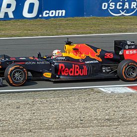 Max in de Redbul formule 1 auto uit  2011 (RB7) van Maurice de vries