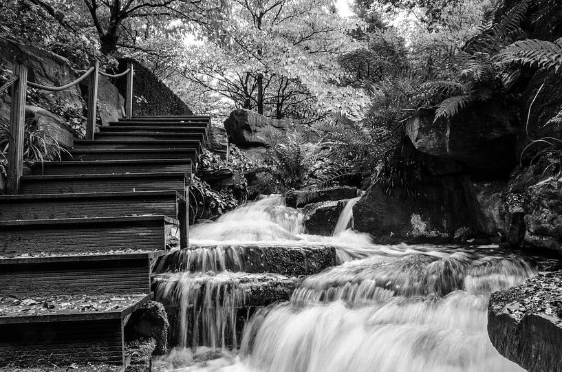 Chute d'eau en noir et blanc par Tanja de Boer