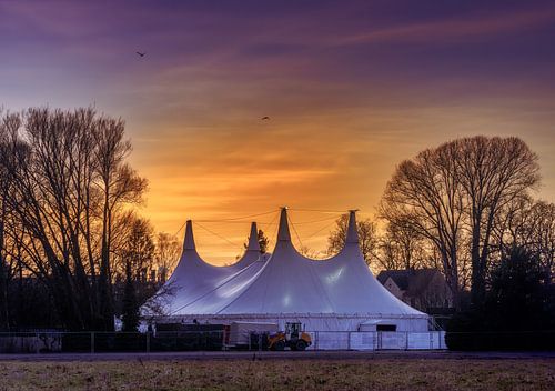 Circustent bij zonsondergang