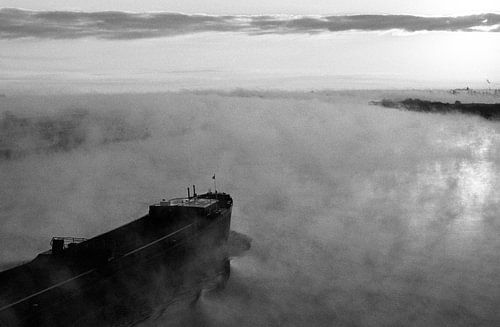 Binnenschip in de mist op de IJssel bij Kampen