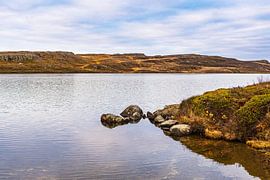 Blick über einen See auf die Landschaft im Osten von Island