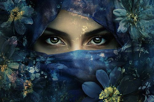 Vrouw met blauwe bloemen sluier