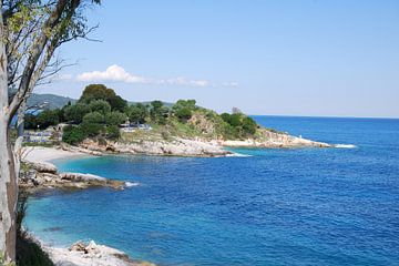 Griekse kustlijn bij Kassiopi op het eiland Corfu. van Ingrid Van Maurik