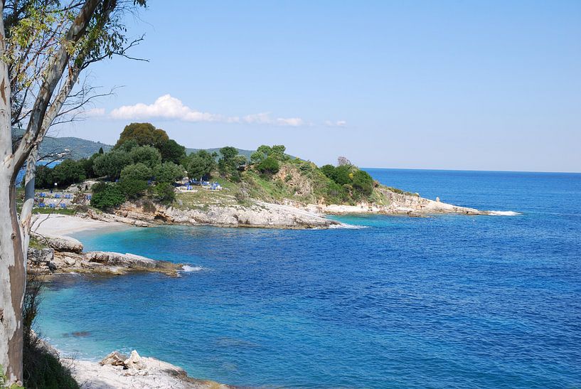 Griekse kustlijn bij Kassiopi op het eiland Corfu. von Ingrid Van Maurik