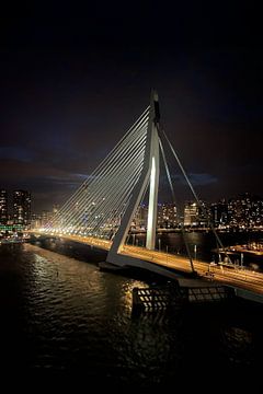 Erasmusbrug bij Nacht – Rotterdam Skyline van Studio Ypie