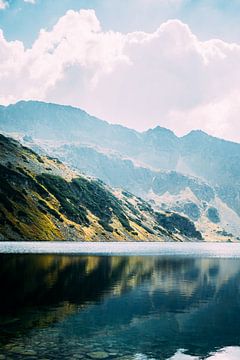 Lac de montagne en Pologne sur Patrycja Polechonska