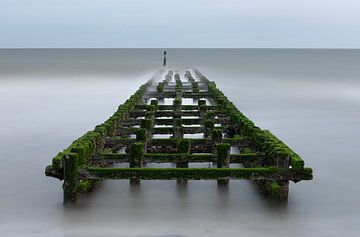 Golfbrekers aan de Nederlandse kust bij West-Kapelle in Zeeland van Jan van der Vlies