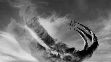 Spectacle aérien avec escadron volant et fumée dans un ciel nuageux en noir et blanc sur Dieter Walther