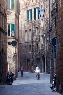 Motorradfahrer in Siena von Rob van Esch