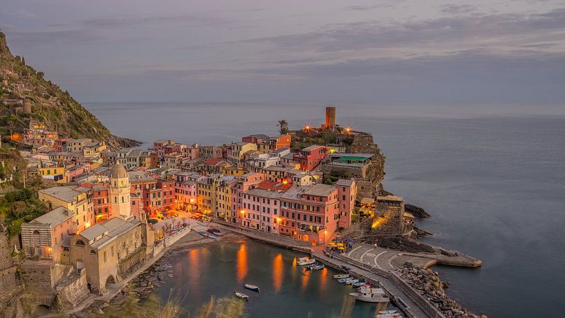 Between Sea and Stone - Vernazza by Teun Ruijters