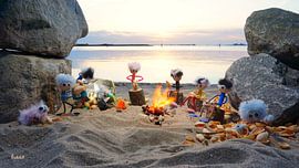 Fubby Dolls am Lagerfeuer, die gemütlich zusammen Pistazien essen. von Sailographic Paula