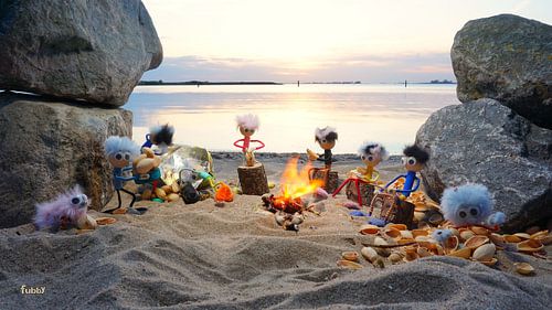 Fubby Poppetjes bij kampvuur gezellig samen pistache nootjes eten.