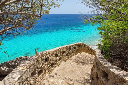 Landschap 1000 Steps als duikplek in zee op eiland Bonaire