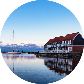 Gezicht op de haven van Klintholm Havn in Denemarken van Rico Ködder