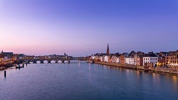 Maastricht skyline bij zonsondergang, Nederland