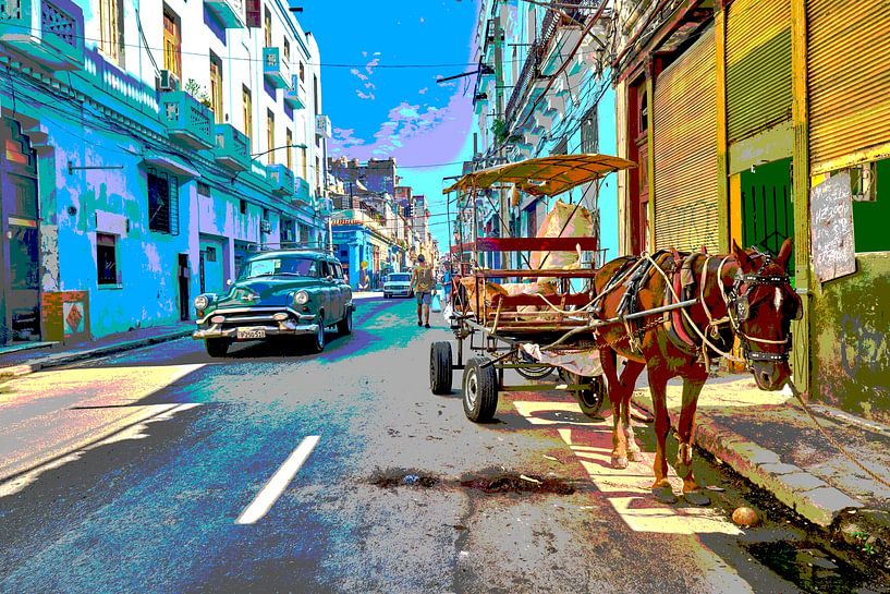 Typische Straßenszene mit Oldtimer und Pferdewagen in Havanna, Kuba von FotoFineArt
