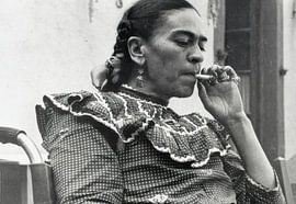 Frida smokes by Atelier Liesjes