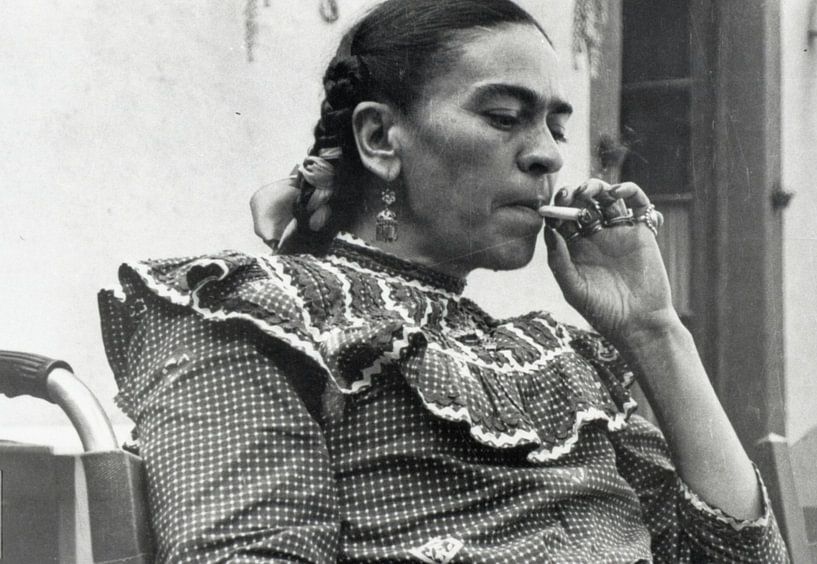 Frida smokes by Atelier Liesjes