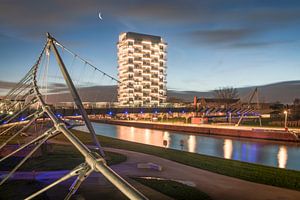 College-Brücke mit K-Turm in Kortrijk in der Abenddämmerung