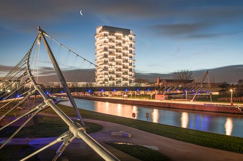 College-Brücke mit K-Turm in Kortrijk in der Abenddämmerung