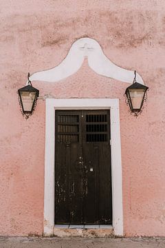 Mexico Valladolid | Voordeur| Roze | Calzada de los Frailes van Roanna Fotografie