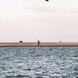 Der einsame Kitesurfer in Kijkduin am Strand von Leanne Remmerswaal